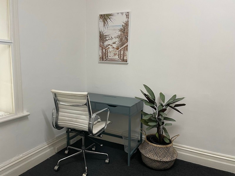Beautifully Furnished Room for Rent in Health-Focused Practice62995718338819113