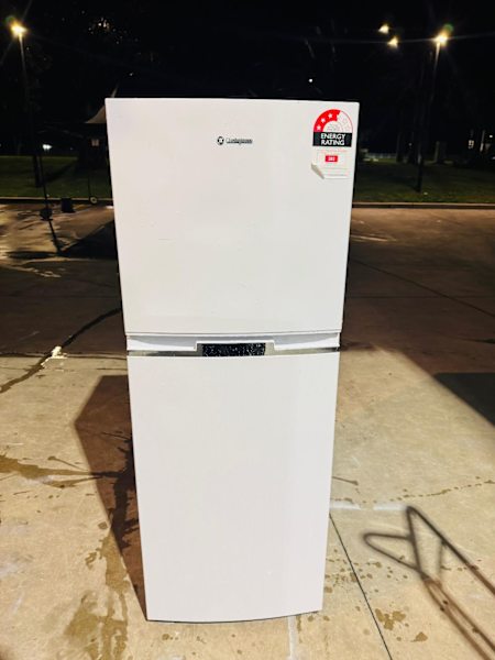 **WESTINGHOUSE 245 LITRES FRIDGE FREEZER ** FREE DELIVERY63019987969411110