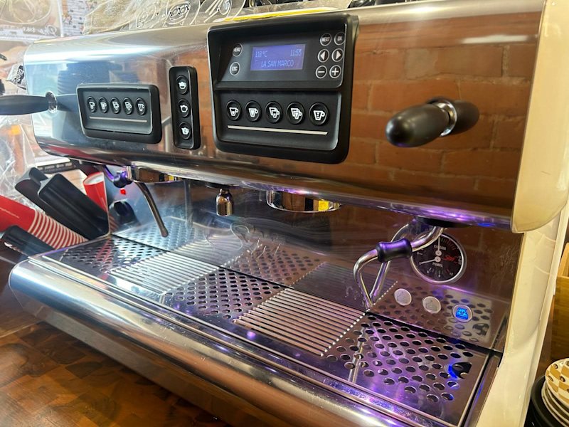 Urgent - Cafe for Sale (Transfer Lease & Equipment)630074308696351127