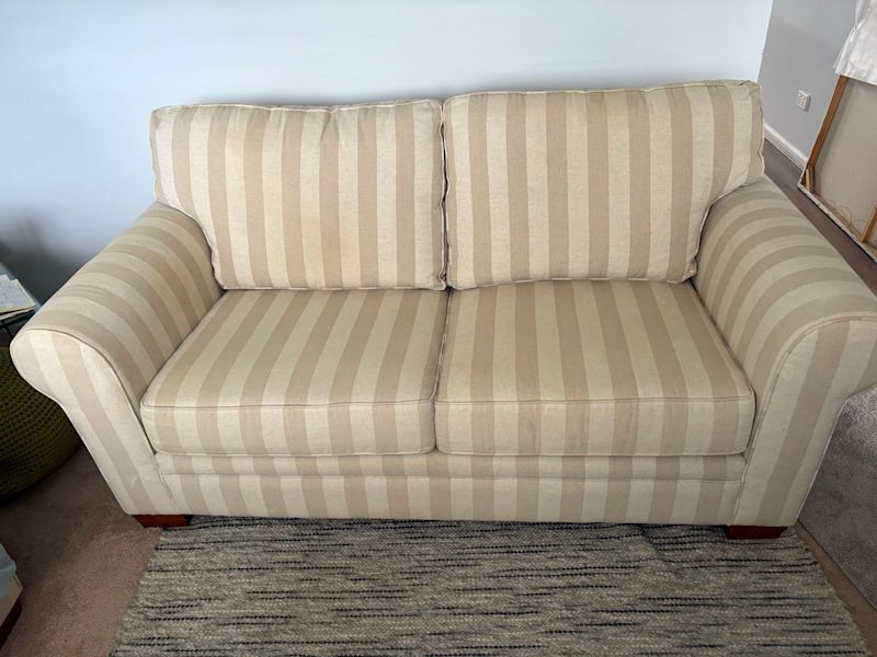 2 Seater lounge 62863379384577111