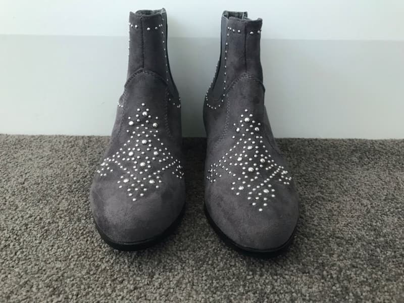 size 7 grey boots