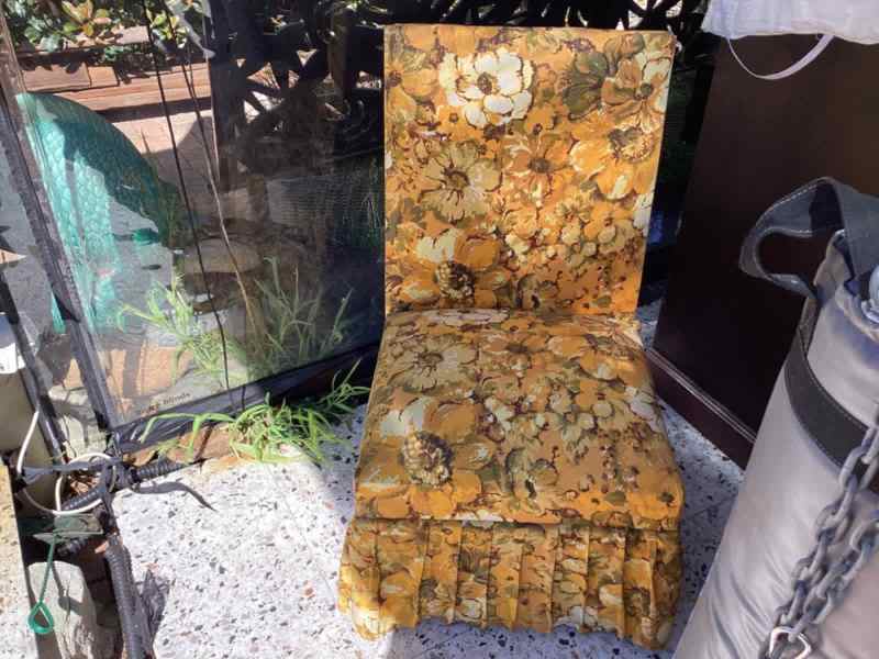 Vintage chair with storage62864724148609112