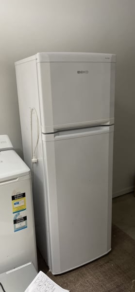 beko fridge dne25020