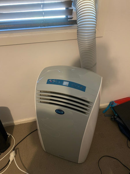 Air conditioner ( 28H x 18W x 13L ) with hose630156412500501122