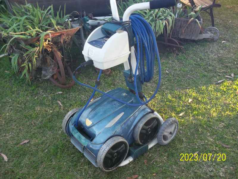 v3 4wd robotic pool cleaner