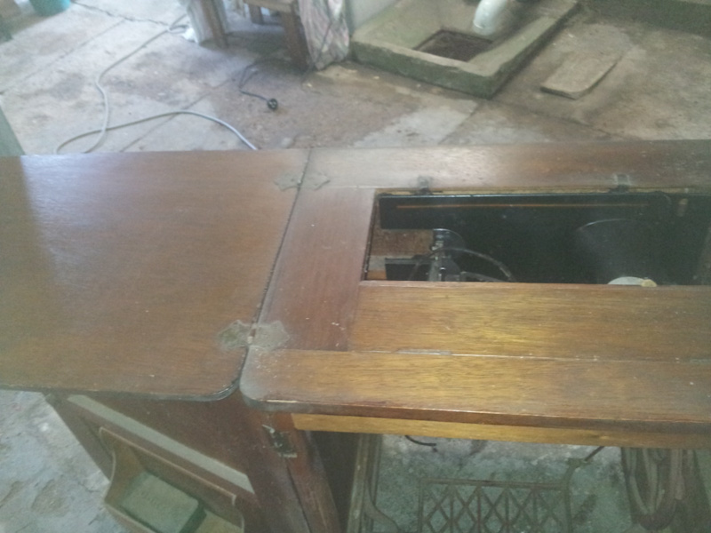 VINTAGE REYNOLDS TREADLE SEWING MACHINE IN CABINET WITH ACCESSORIES63019077703425114