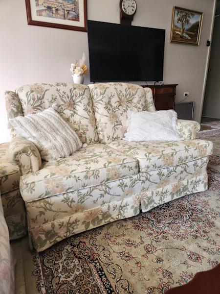Two seater couch 628647242097941112
