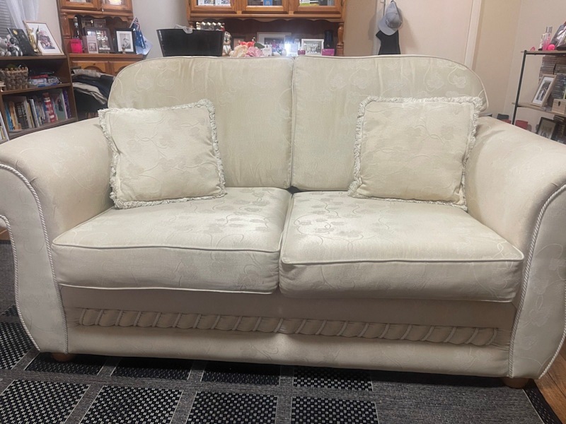 2x 2 cream seater lounge 62863382584067111