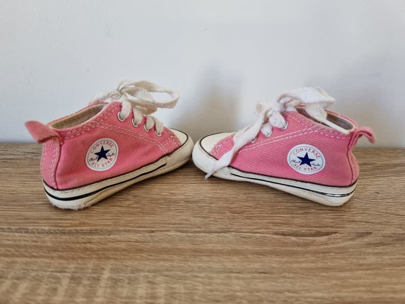 Baby girl sale converse size 3