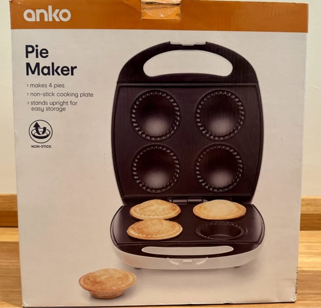 Pie Maker 4x Pies Non Stick Plates Apple Meat with Pie Cutters