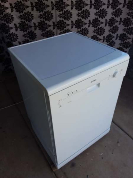 Omega White Dishwasher in as new condition63612126920450113
