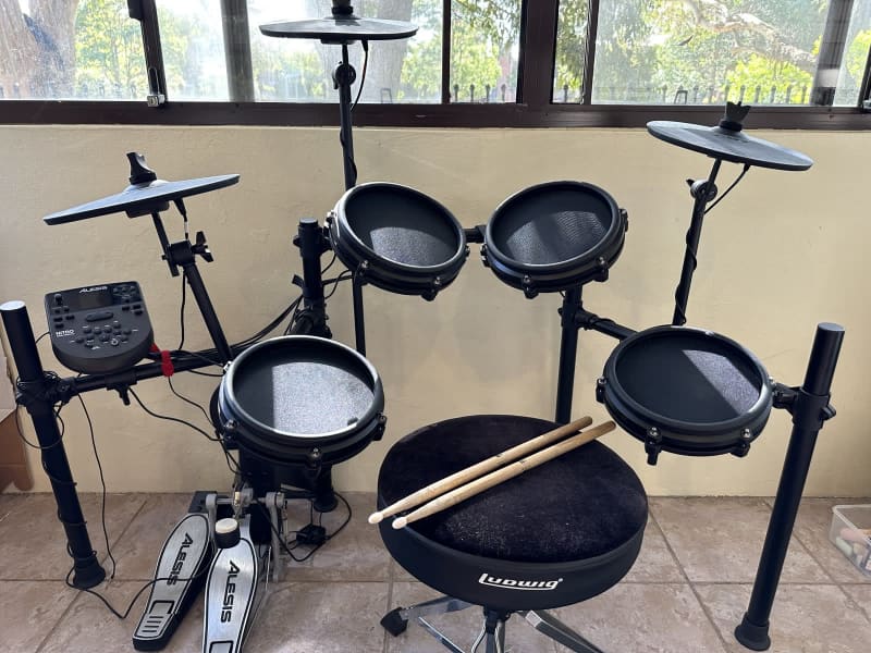  Donner DED-100 Electronic Drum Set, Eight Pieces Mesh Electric Drum  Set with 195 Sounds, Electric Mesh Drum Kit for Beginner, Drum Sticks &  Audio Cables Included, More Stable Iron Metal Support