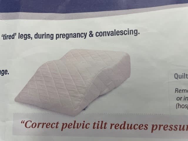 Leg clearance relaxer pillow