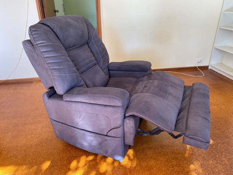 Motorised recliner - Marcos dual motor lift chair - as new628638386081301111