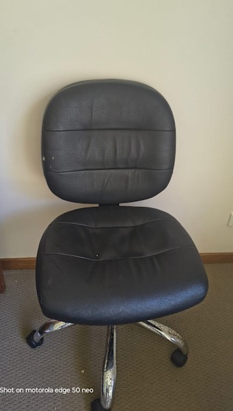 Desk and chair62863840293890112