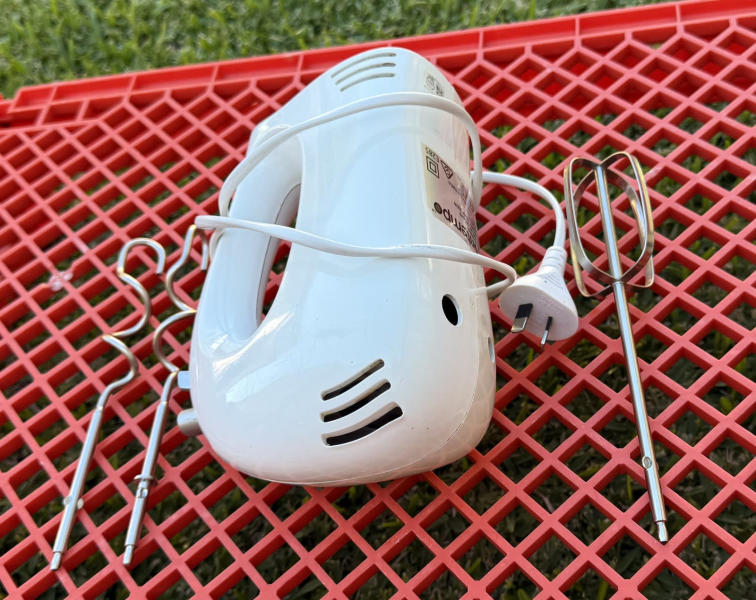 Seldom-used Electric Hand Mixer in Good, Clean Condition63470145735427112