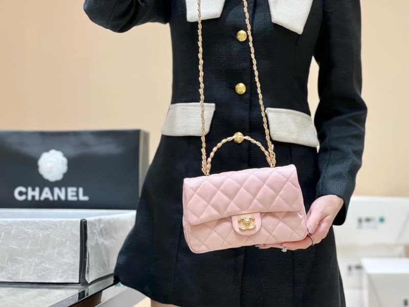 CHANEL White Paper SHopping Bag (Small Size), Accessories, Gumtree  Australia Gold Coast City - Molendinar