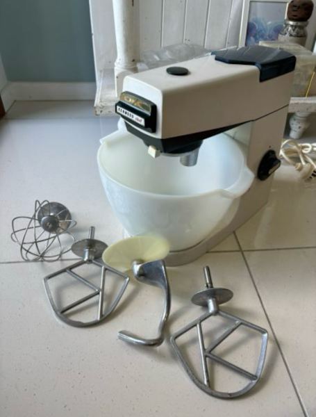 ~.1970s KENWOOD CHEF Mixer* Model A701A* Original bowl & attachments63018174407426119