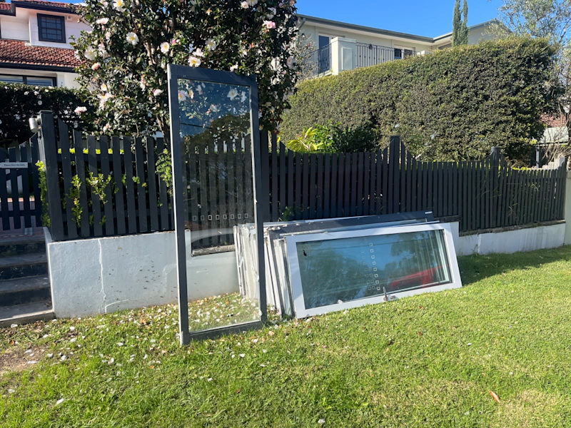 Aluminium bifold door panels x 1663012914549890112