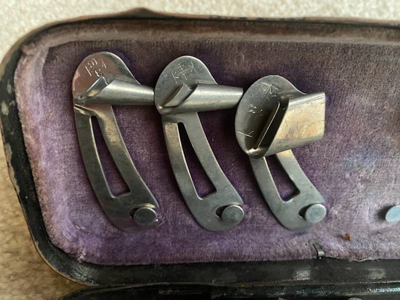 ***Vintage SINGER SEWING MACHINE PARTS in metal box***63016059043585111