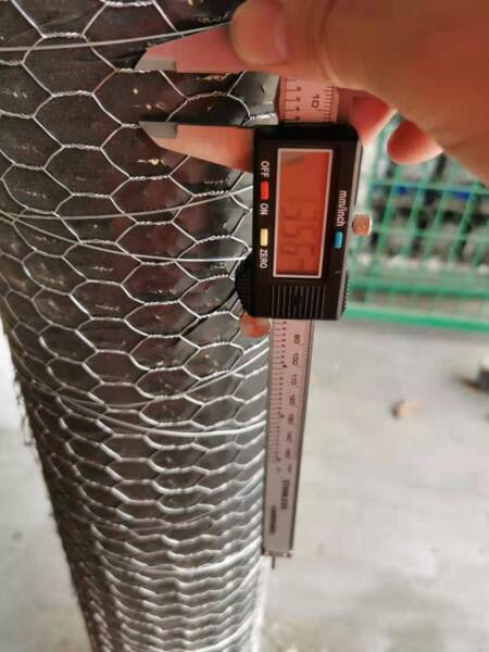 0.9m x 50m x 0.6mm Chicken hexagonal wire netting(Hole: 23mm x 13mm)63007429897729113