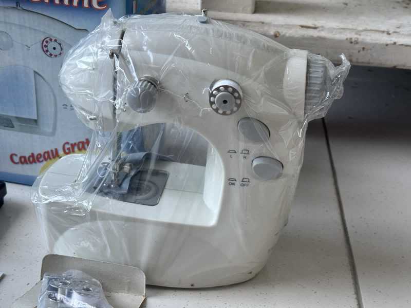 MINI TWO THREAD ELECTRIC SEWING MACHINE* Retro63017765279235112