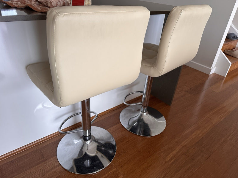 2 cream leather stools in good conditions 62863408163713111