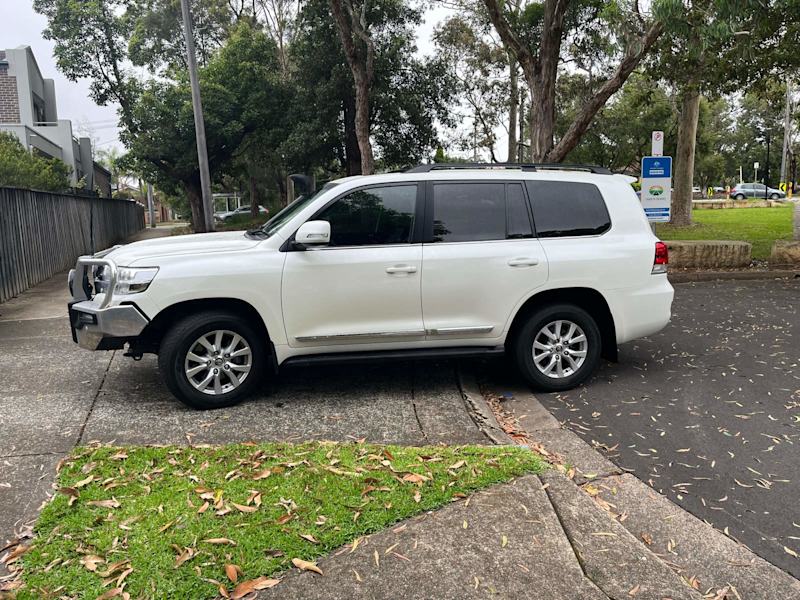 TOYOTA LANDCRUISER SAHARA62882773371778111