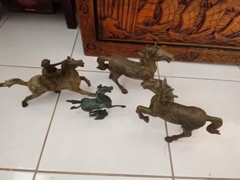 collectable horse statues