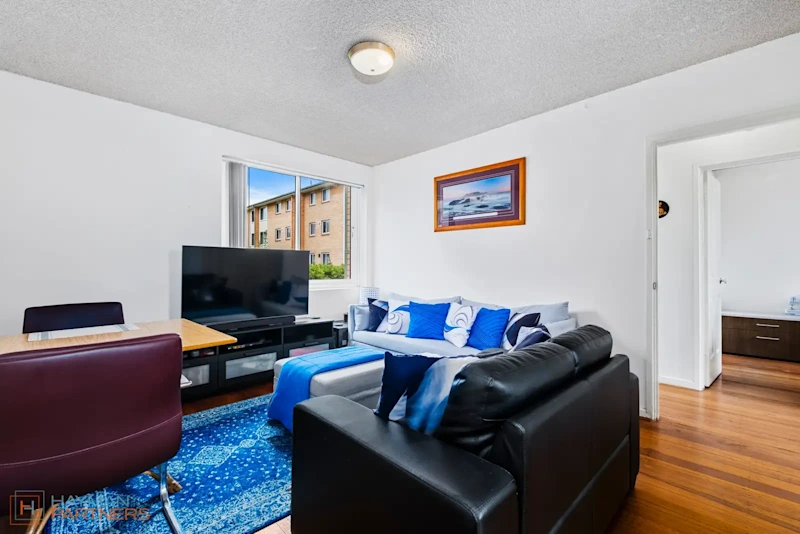 First floor unit in highly convenient location62929677909506112
