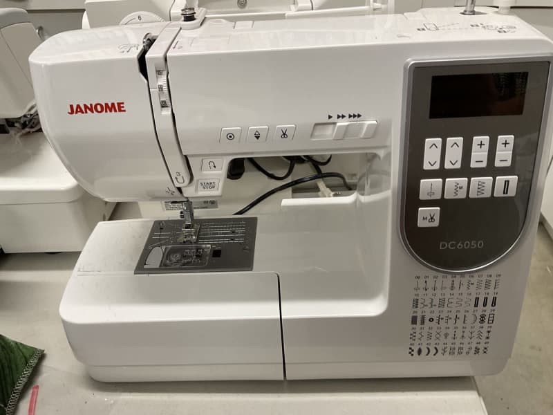 Janome DC 6050 as new lots of extra features630173179685141111