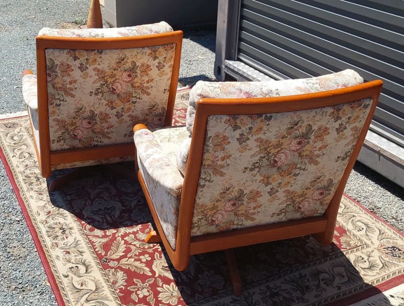 Mid Century Modern Chiswell Lounge Swivel Arm Chair .(ONLY ONE LEFT)62863383552130113