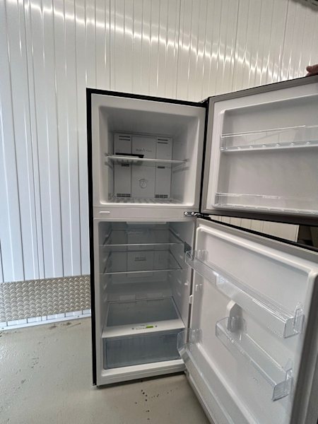 Black ChiQ fridge 202L63020447546883111