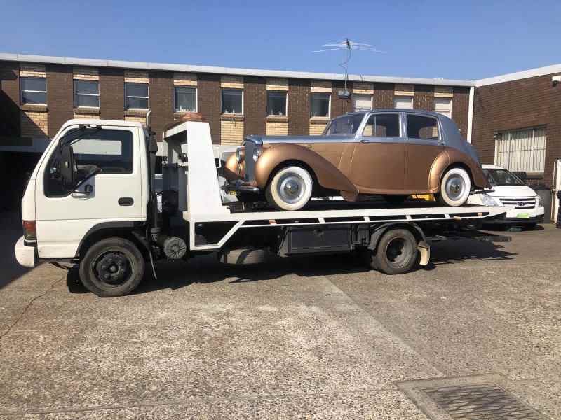 Tow truck tilt tray breakdown service 62936655090819114