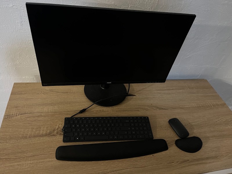 Desk set up (see below for list)62863410689281111