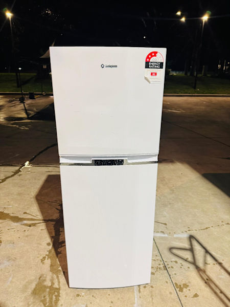 **WESTINGHOUSE 245 LITRES FRIDGE FREEZER ** FREE DELIVERY63019987969411111