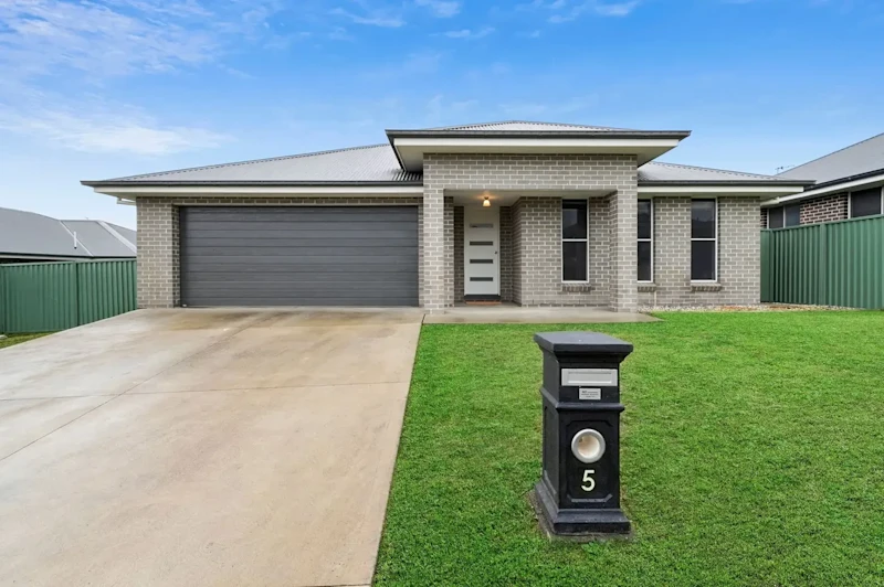 Modern Family Home in Prime Windradyne Location629296809217291121
