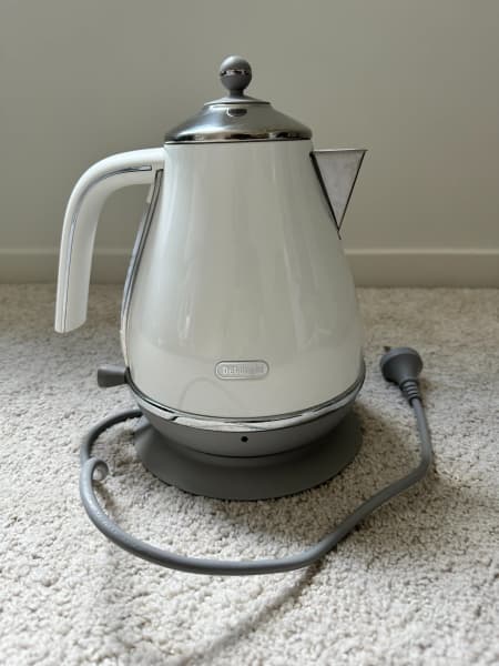 DeLonghi Icona Capitals White Kettle 1 7l Small Appliances