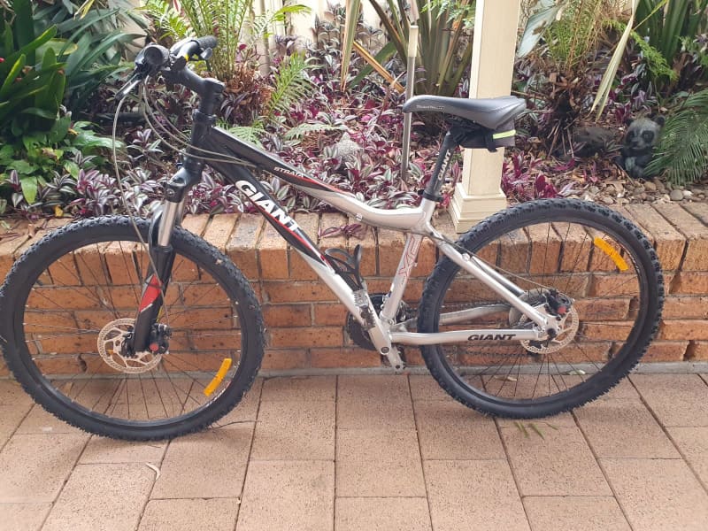 giant strata mountain bike