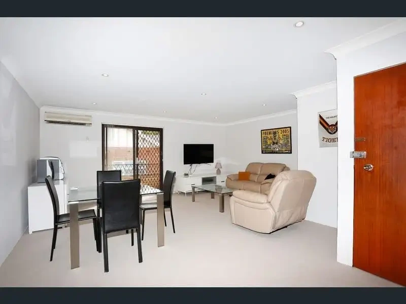 2 Bed Rooms Unit in Prime location63007596641538110