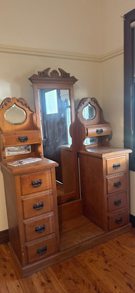 Vintage Timber Vanity Dresser with Mirror – Great Condition!62863384926465112