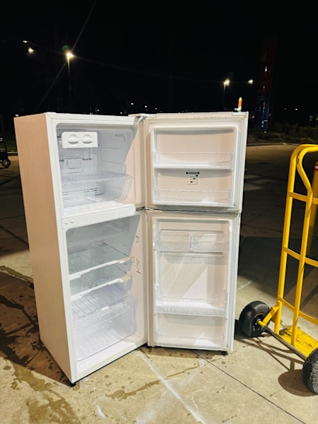 **WESTINGHOUSE 245 LITRES FRIDGE FREEZER ** FREE DELIVERY63019987969411113