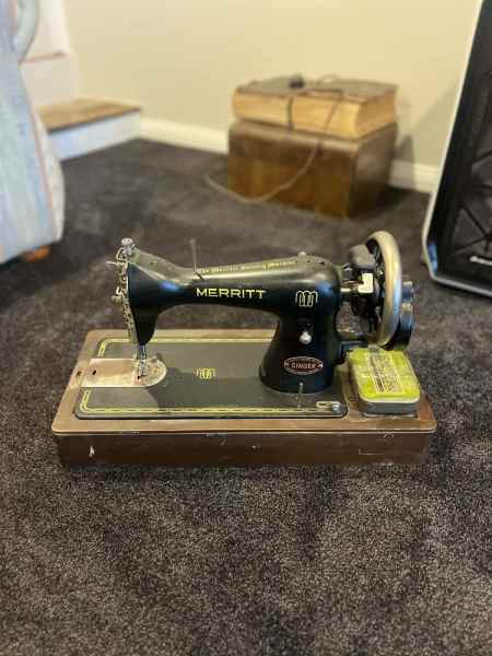 Vintage/Antique Sewing Machine  630217298759691124