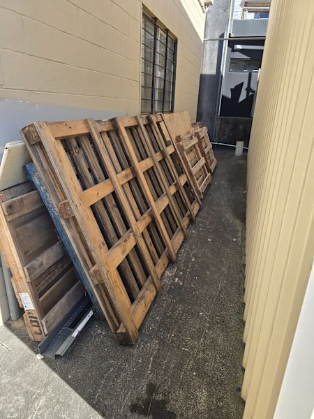 Timber pallets for free630119913740821117