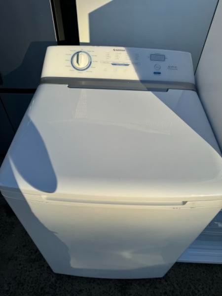 Kelvinator 200 litres fridge freezer and Simpson 7.5 Kgs washing machi63443319352835113