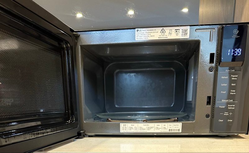 LG 25L NeoChef Microwave (9months old - more items available)63021281140226113