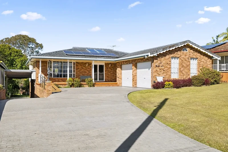 Spacious Family Home with Mountain Views & Self-Contained Guest Accommodation62929683635841110