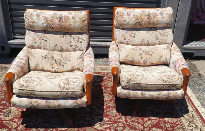 Mid Century Modern Chiswell Lounge Swivel Arm Chair .(ONLY ONE LEFT)62863383552130112
