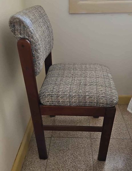 chairs x 4 ... $20 each 63437624981378111