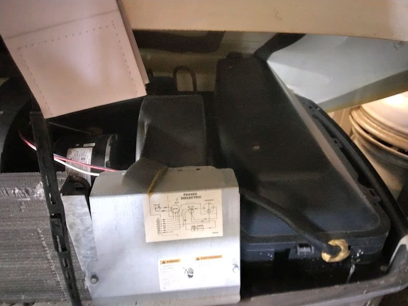 Airconditioner Reeverse Cycle to fit on Motor Home Roof63011558737537112